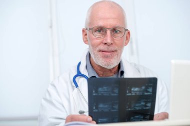 Olgun Doktor Röntgen bir ofiste bakarak