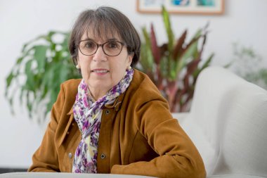 kahverengi ceket ve gözlük ile büyüleyici Olgun kadın