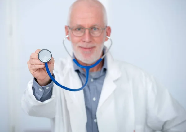 Portret van medische arts met een stethoscoop — Stockfoto