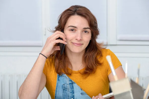 Csinál Diy beszél telefonon szép fiatal nő — Stock Fotó