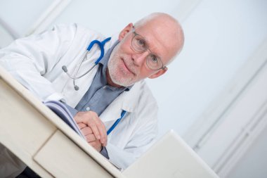 tıbbi doktor stetoskop ile portresi