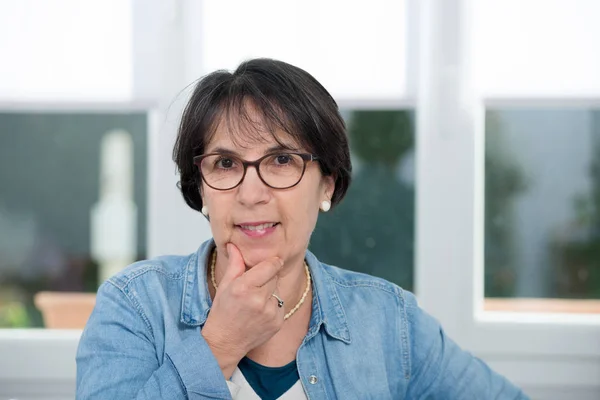 Retrato de morena de mediana edad con gafas — Foto de Stock