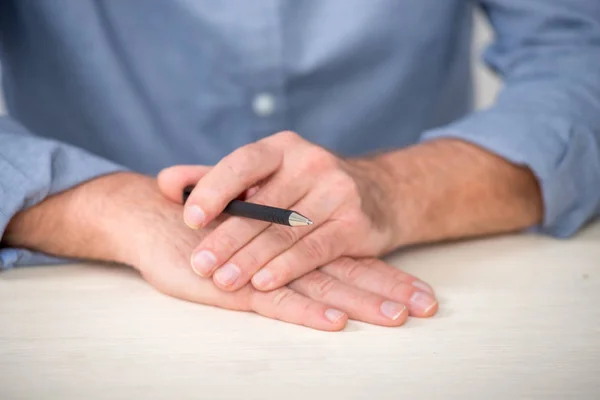 Närbild på händerna på senior mannen med penna — Stockfoto