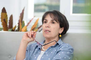  Orta yaş esmer gözlüklü portresi