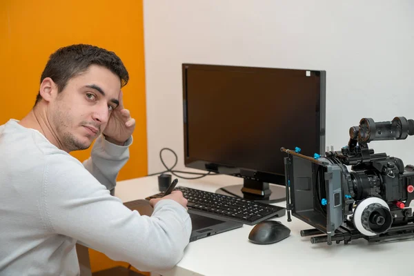 Diseñador joven hombre utilizando gráficos tableta para la edición de vídeo — Foto de Stock