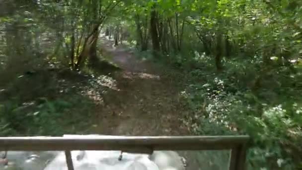 militaire 4x4 voiture conduite sur la route de terre 