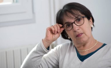 Orta yaş esmer gözlüklü portresi