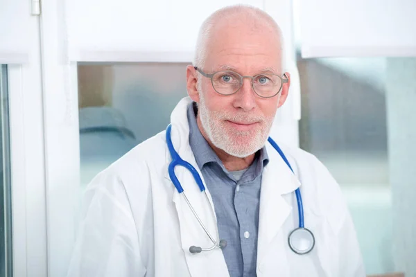 Portret van volwassen arts met de stethoscoop — Stockfoto