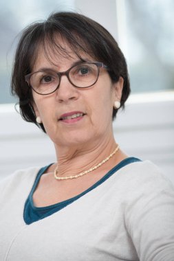 Orta yaş esmer gözlüklü portresi