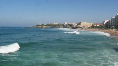 Dalgalar Biarritz, plaj'ın güney batısında Fransa