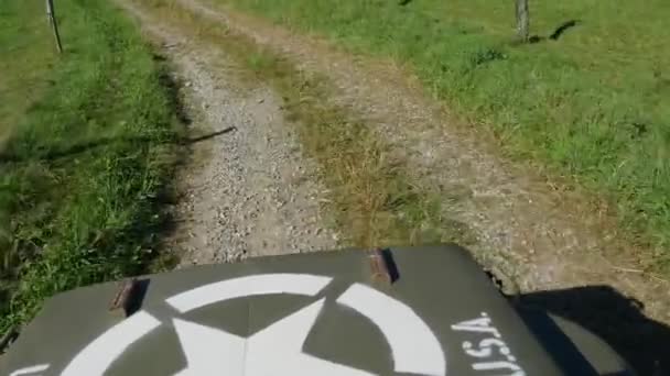 Militär Geländewagen Fährt Auf Feldweg — Stockvideo