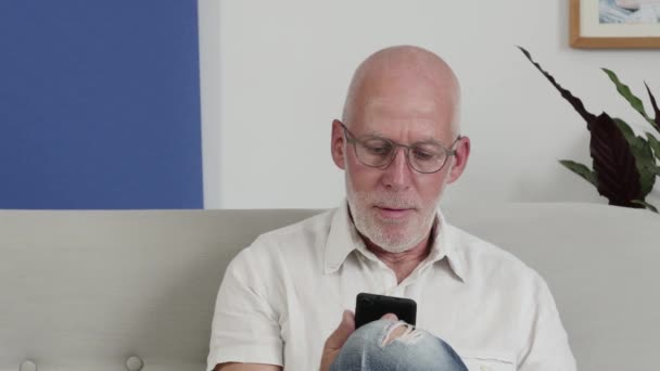 Senior Man Using Smartphone Smiling — Stock Video