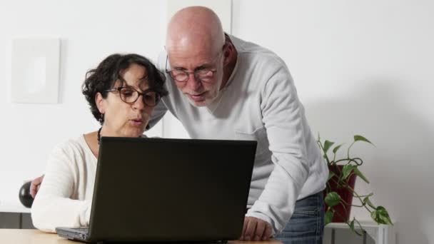 高级夫妇在家里使用便携式计算机 — 图库视频影像