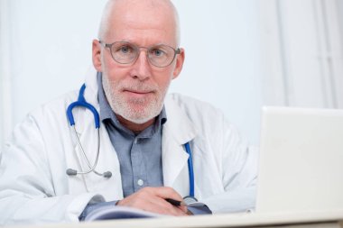 tıbbi doktor stetoskop ile portresi
