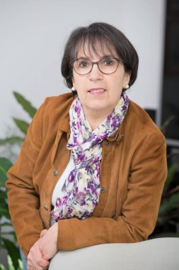 kahverengi ceket ve gözlük ile büyüleyici Olgun kadın