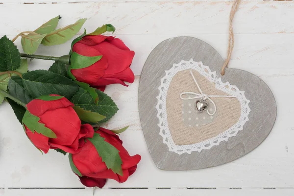 概念浪漫, 玫瑰和心在木桌上 — 图库照片