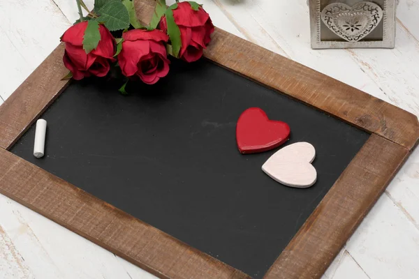 Konzept romantisch, kleine Tafel, Rosen und Herz — Stockfoto