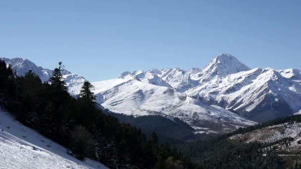 Pic 雪でフランスのピレネー山脈にミディ ビゴール — ストック動画