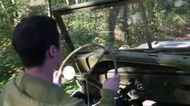 Военный Автомобиль 4X4 Движущийся Грунтовой Дороге — стоковое видео