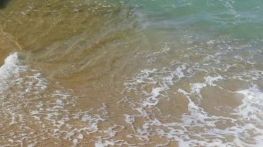 küçük dalgalar kumsalda