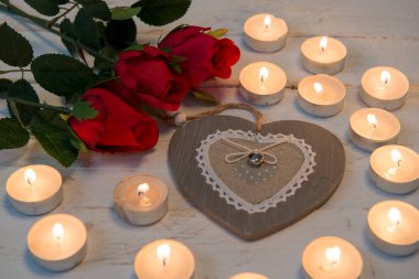 kavram romantik, üç kırmızı gül, kalp ve mumlar