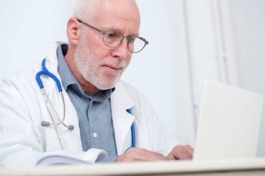 tıbbi doktor stetoskop ile portresi