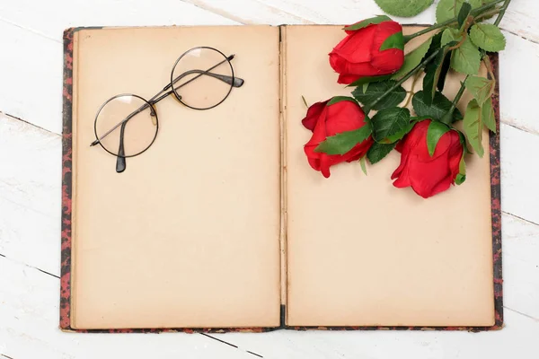 Concept romantique, vieux carnet, roses et lunettes — Photo