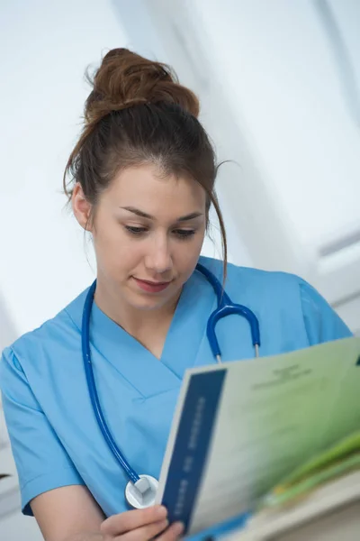 Portrait of young and smiling female doctor — Stock Photo, Image
