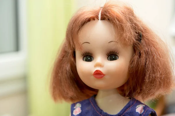 Porträtt av en vacker docka leksak — Stockfoto