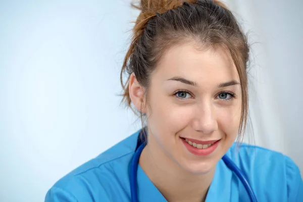 Portrait of young and smiling female doctor — Stock Photo, Image