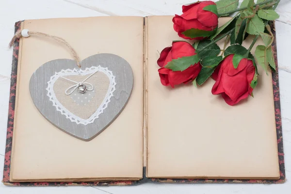 Concept romantique, vieux carnet, roses et coeur — Photo