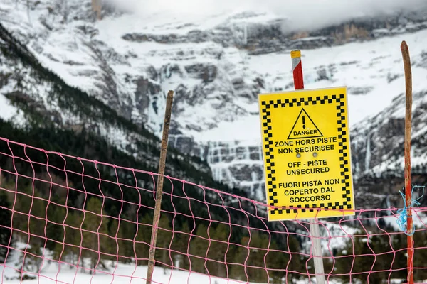 Alertas fuera de pista no aseguradas en las montañas francesas — Foto de Stock