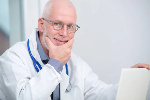 Portret van volwassen arts met de stethoscoop — Stockfoto