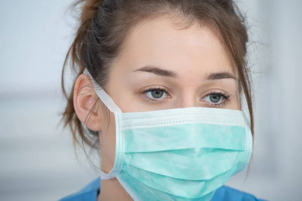 Portrait de jeune infirmière avec un masque — Photo