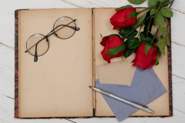 kavram romantik, eski defter, gül ve gözlük