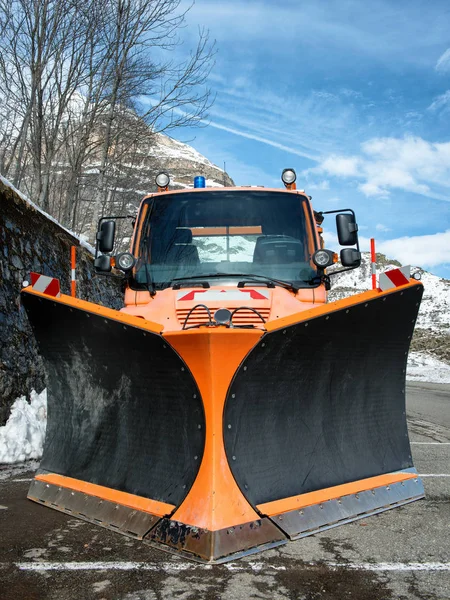 Malé oranžové auto pomocí sněhový pluh — Stock fotografie
