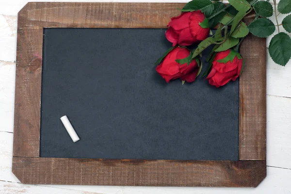 Conceito romântico, pequeno quadro-negro e três rosas — Fotografia de Stock