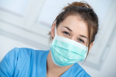 bir maske ile genç hemşire portresi