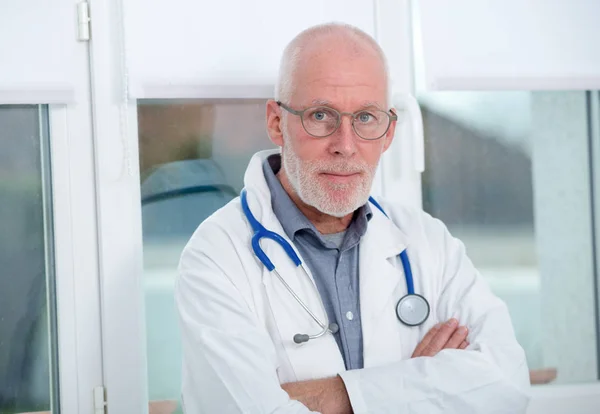 Retrato de médico maduro con estetoscopio —  Fotos de Stock