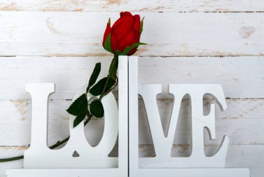 kavram romantik, biri ahşap beyaz sevgi ile yükseldi 