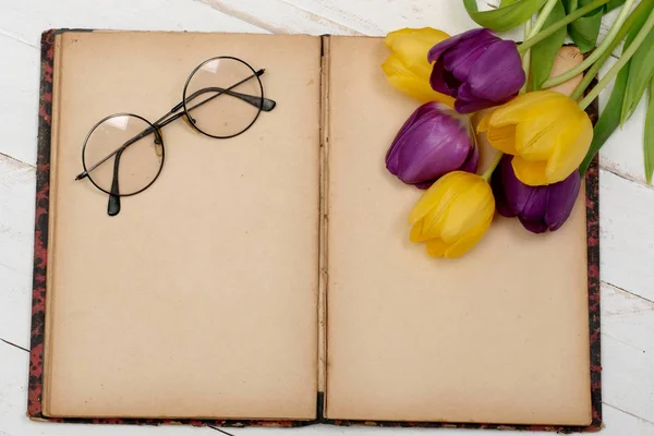 Concept romantique, vieux carnet, tulipes et lunettes — Photo