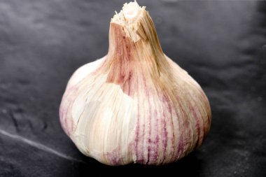 kayrak plaka üzerinde diş sarımsak