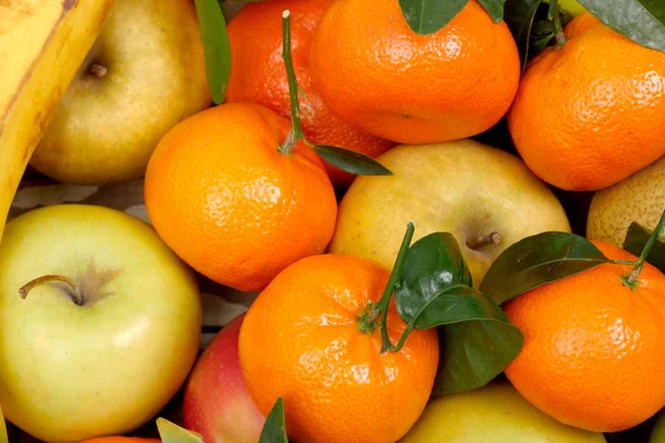 Zamknąć z różnych owoców, jabłka, mandarynki, banany — Zdjęcie stockowe