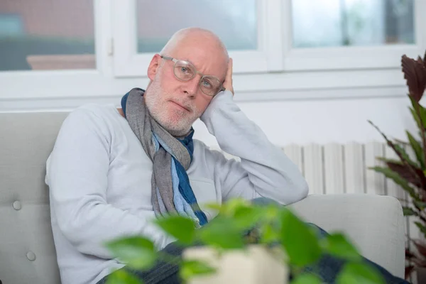 Mężczyzna w średnim wieku relaksujące chwile w kanapie — Zdjęcie stockowe