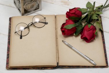 kavram romantik, eski defter, gül ve gözlük