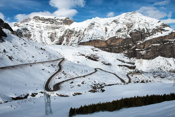 Montañas nevadas de los Pirineos con pequeño camino sinuoso —  Fotos de Stock