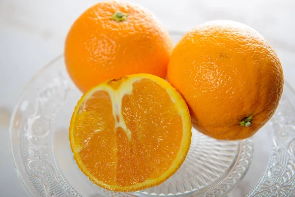 Perto de laranjas em um prato de vidro — Fotografia de Stock