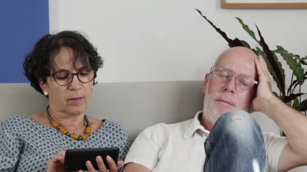 Homem Está Descansando Sofá Mulher Usando Telefone — Vídeo de Stock