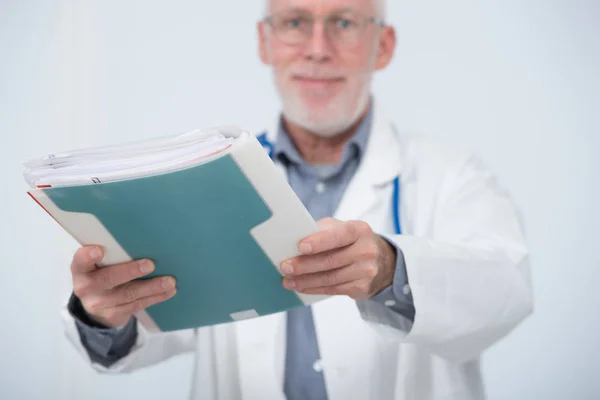 Starsze lekarza z pliku medical — Zdjęcie stockowe
