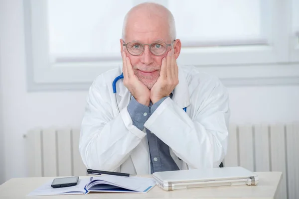 Portret lekarza z stetoskop — Zdjęcie stockowe